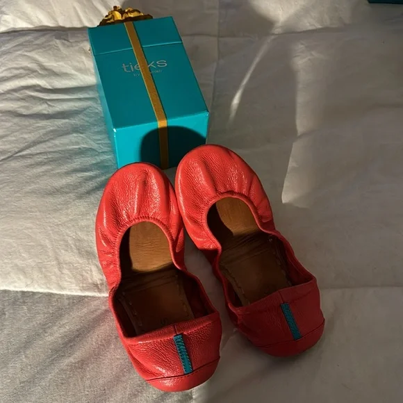 Poppy Tieks size 8 - Picture 3 of 7